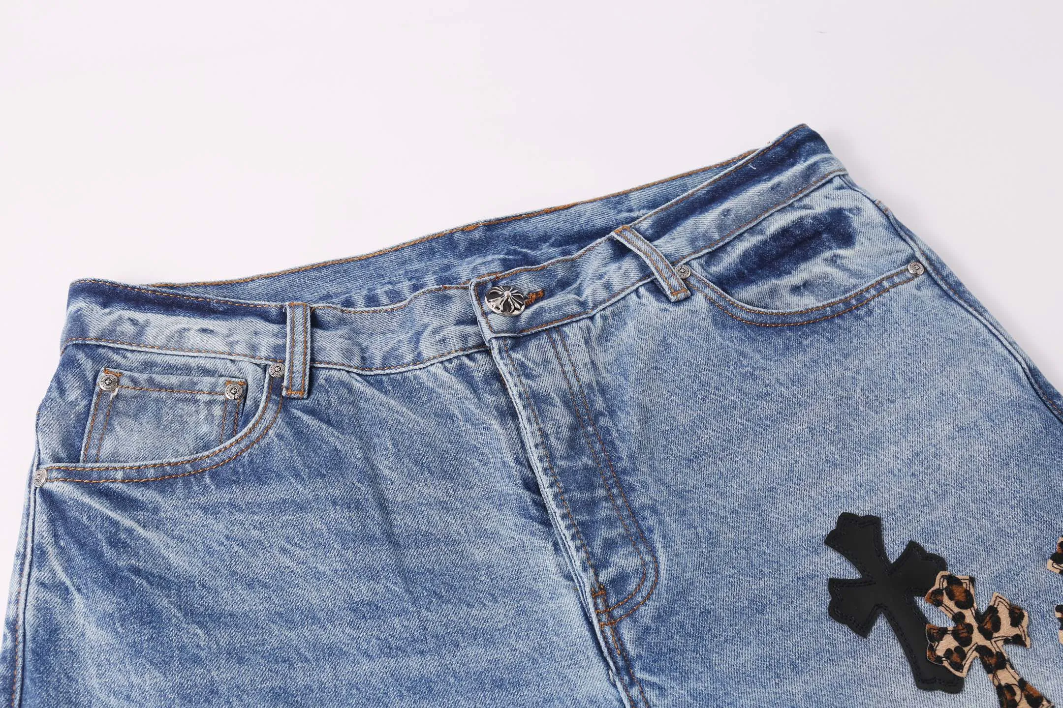 P280 Style No.: H882 Chrome Heart & Chrome Heart Blue Pants Colored Leather Heavy Duty Jeans ChromeHearts#Design Jeans Invincible Texture Ceiling-Level Jeans Hard to Find at the Counter‼ ️ Cross patchwork leather jeans, top-notch heavy-duty washing process, calfskin laser-cut cross, distressed silver hardware, straight version to make the upper body slimmer, that lesbian style Color: blue Size: 28-30-32-34-36